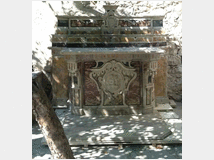 Altare del 700 composto da marmi policromi 